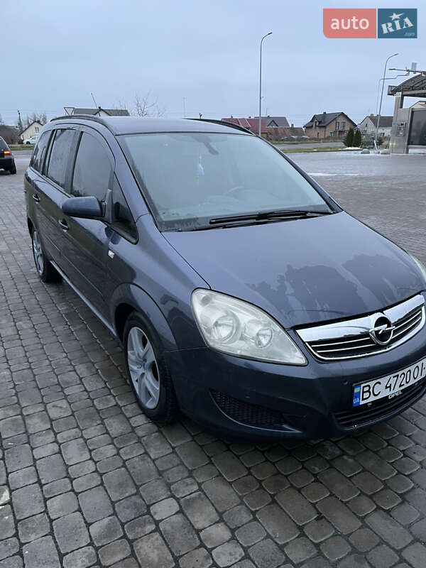 Минивэн Opel Zafira 2008 в Комарному