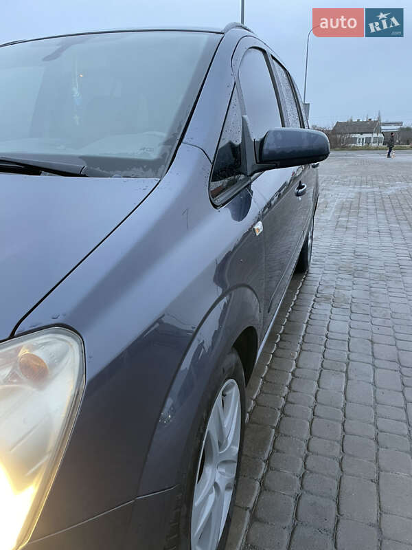 Минивэн Opel Zafira 2008 в Комарному
