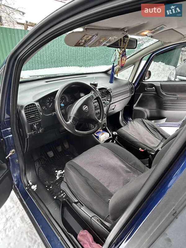 Минивэн Opel Zafira 2004 в Городке