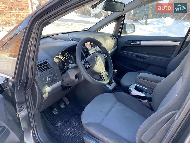 Минивэн Opel Zafira 2010 в Калиновке