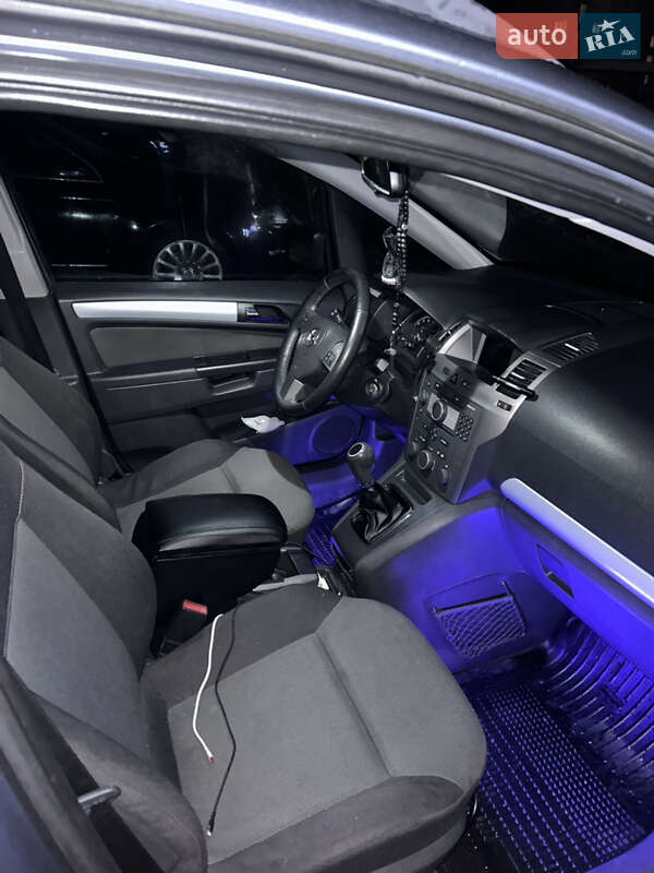 Минивэн Opel Zafira 2005 в Сокале