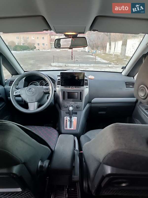 Минивэн Opel Zafira 2006 в Долине