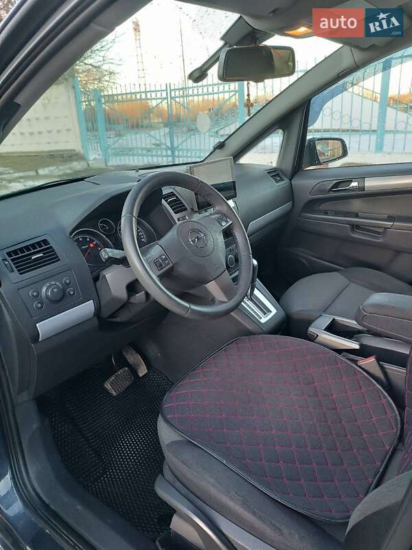 Минивэн Opel Zafira 2006 в Долине