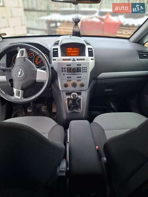 Минивэн Opel Zafira 2010 в Вараше