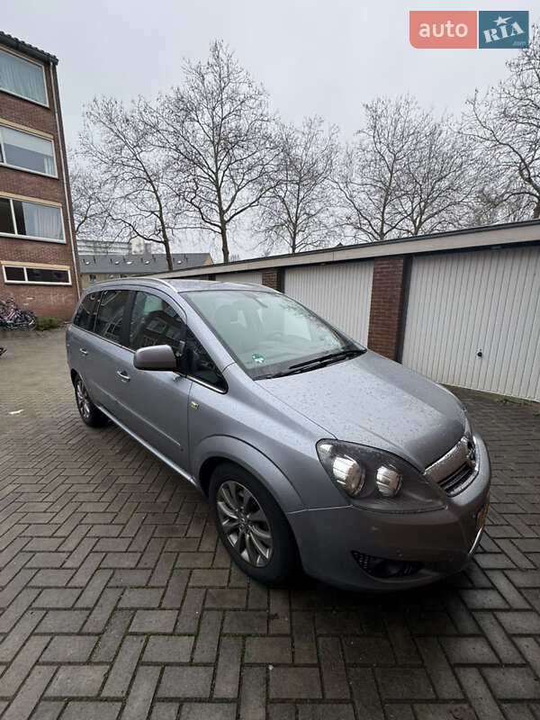 Минивэн Opel Zafira 2010 в Луцке