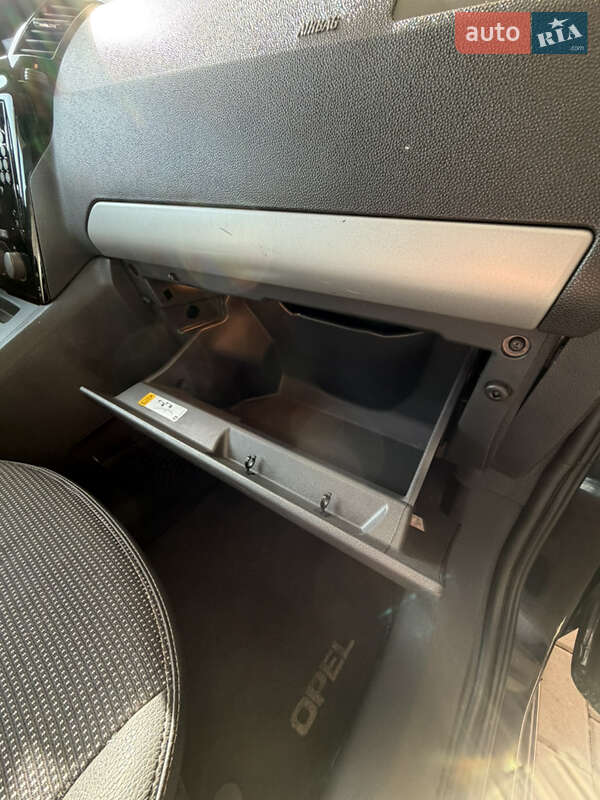 Минивэн Opel Zafira 2008 в Киеве