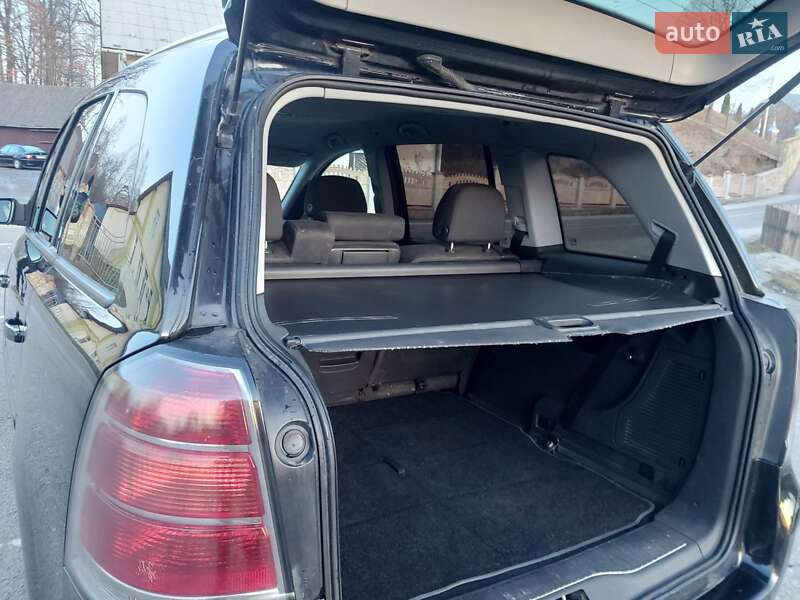 Минивэн Opel Zafira 2006 в Долине