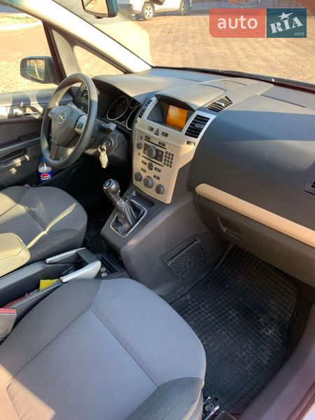 Минивэн Opel Zafira 2008 в Ровно