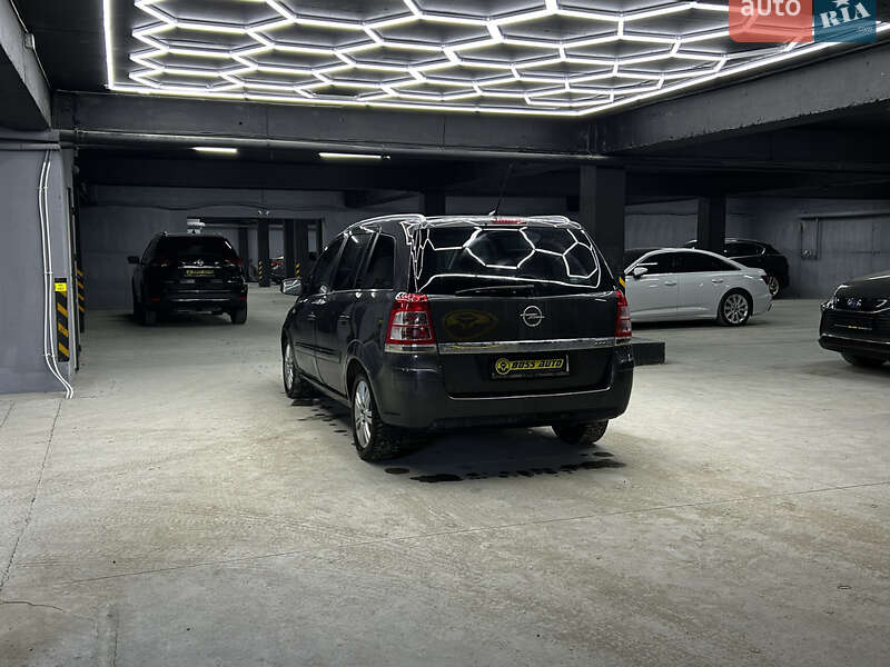 Минивэн Opel Zafira 2011 в Черновцах