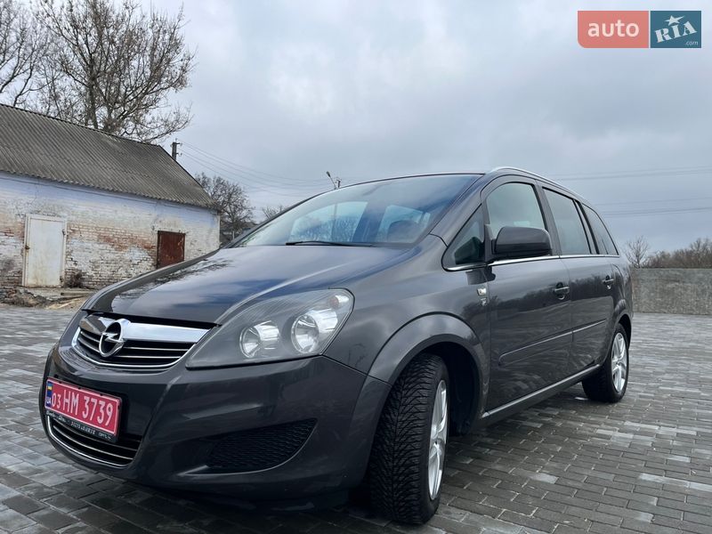Минивэн Opel Zafira 2010 в Хороле