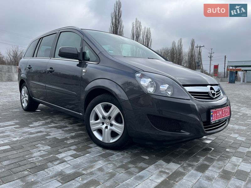 Минивэн Opel Zafira 2010 в Хороле
