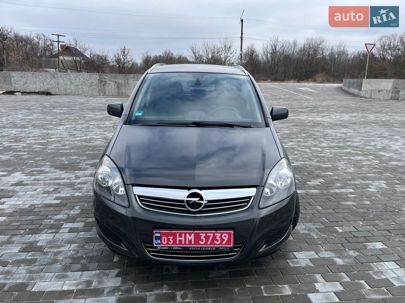 Минивэн Opel Zafira 2010 в Хороле