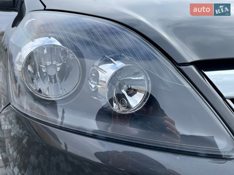 Минивэн Opel Zafira 2010 в Хороле