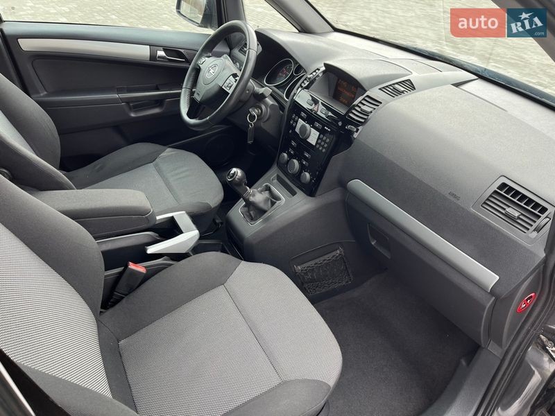 Минивэн Opel Zafira 2010 в Хороле