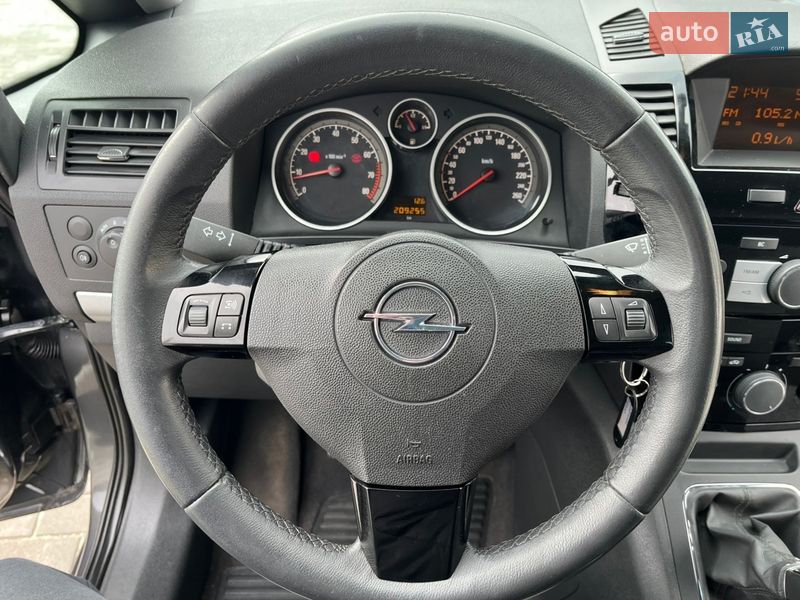 Минивэн Opel Zafira 2010 в Хороле