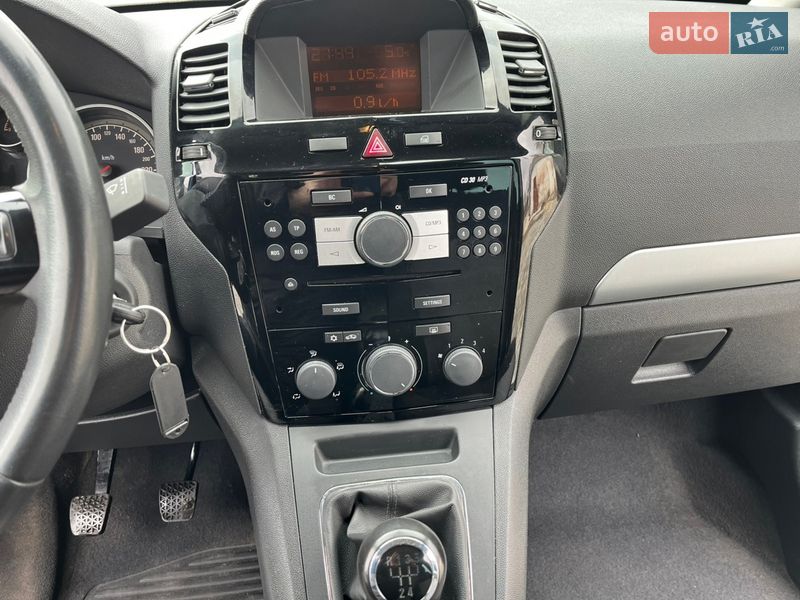 Минивэн Opel Zafira 2010 в Хороле