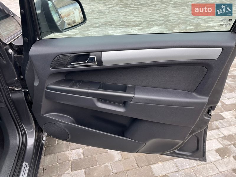 Минивэн Opel Zafira 2010 в Хороле