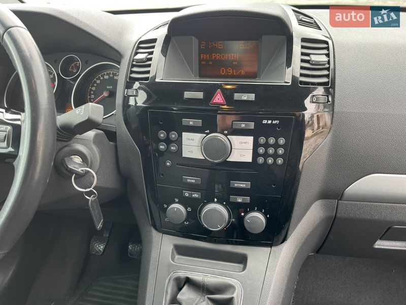 Минивэн Opel Zafira 2010 в Хороле