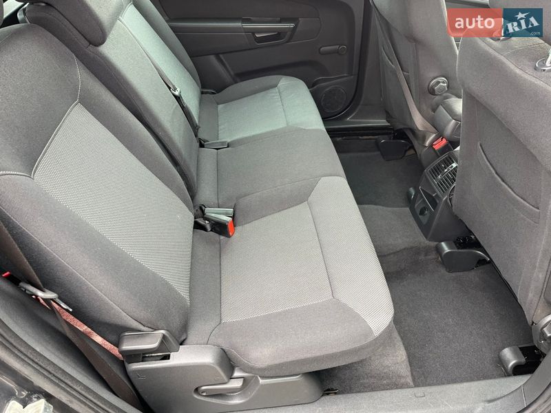 Минивэн Opel Zafira 2010 в Хороле