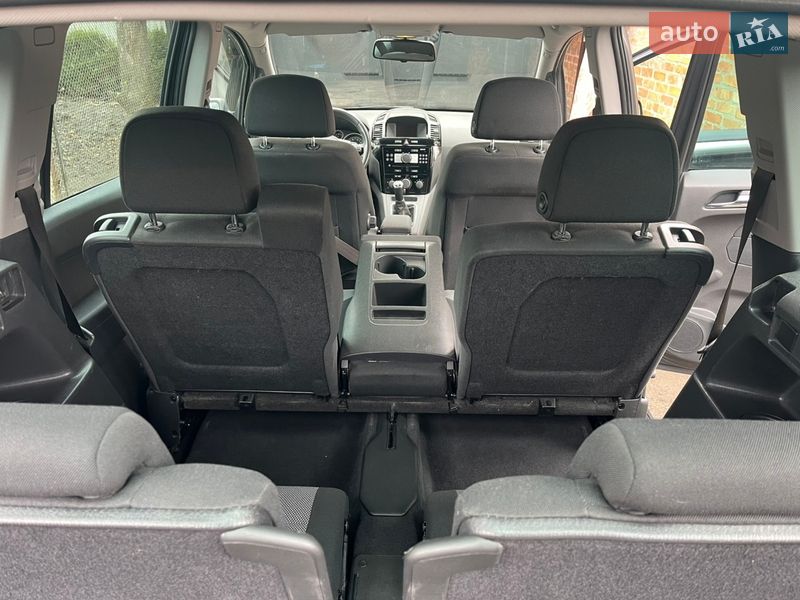 Минивэн Opel Zafira 2010 в Хороле