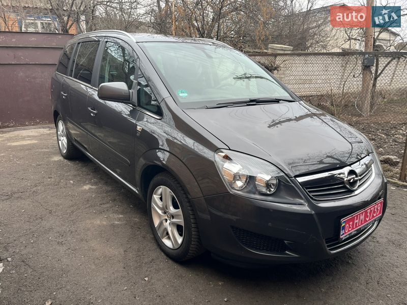 Минивэн Opel Zafira 2010 в Хороле