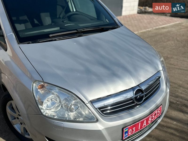 Минивэн Opel Zafira 2009 в Хороле