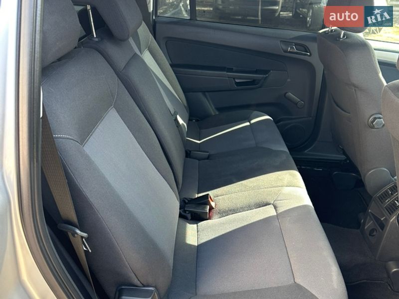 Минивэн Opel Zafira 2009 в Хороле