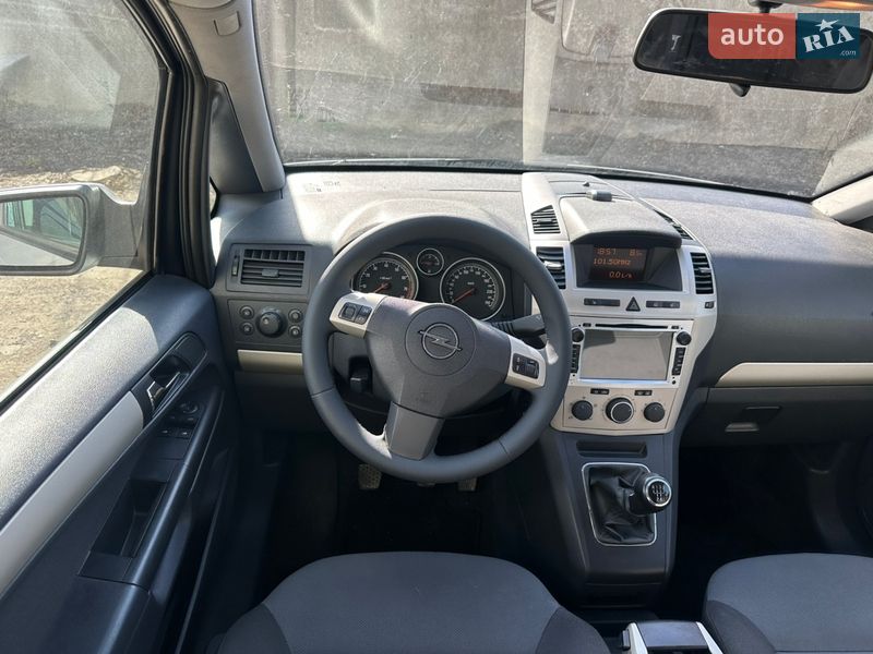 Минивэн Opel Zafira 2009 в Хороле