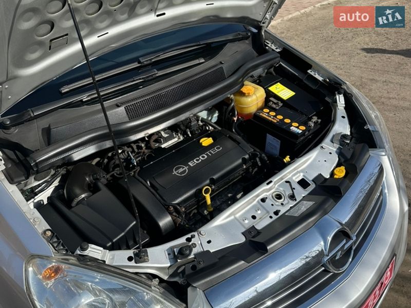 Минивэн Opel Zafira 2009 в Хороле