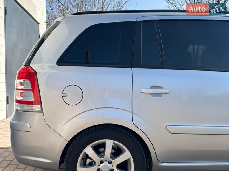 Минивэн Opel Zafira 2009 в Хороле