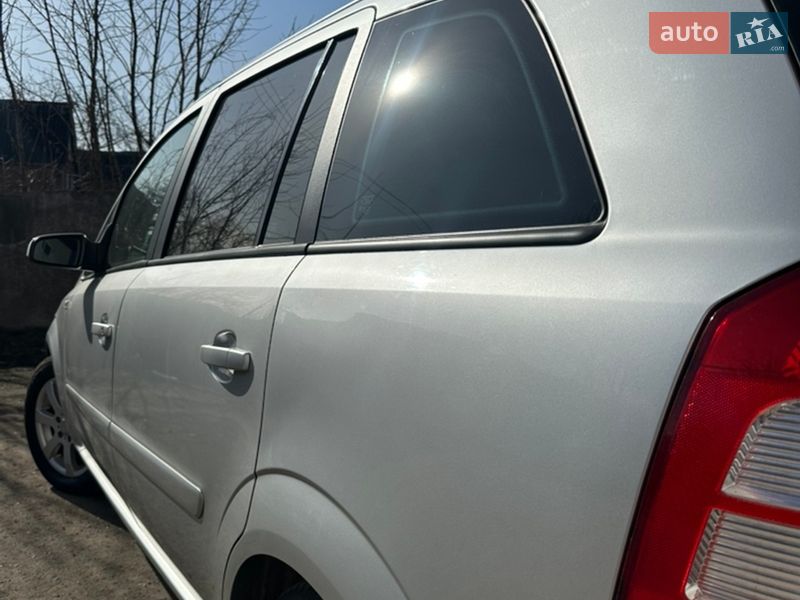 Минивэн Opel Zafira 2009 в Хороле