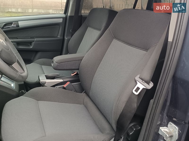 Минивэн Opel Zafira 2006 в Долине