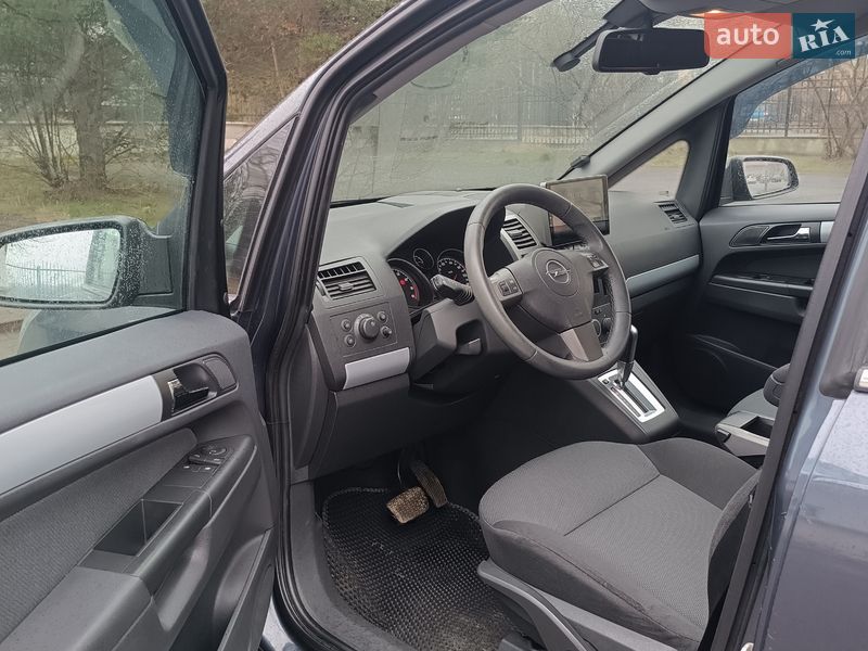 Минивэн Opel Zafira 2006 в Долине