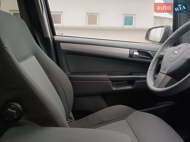 Минивэн Opel Zafira 2006 в Долине
