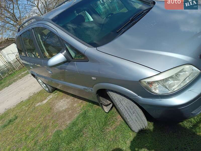 Мінівен Opel Zafira 2004 в Косові