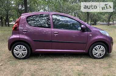 Хетчбек Peugeot 107 2012 в 