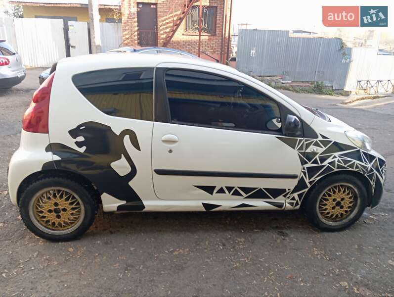 Хетчбек Peugeot 107 2010 в Києві