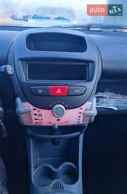 Хэтчбек Peugeot 107 2012 в 