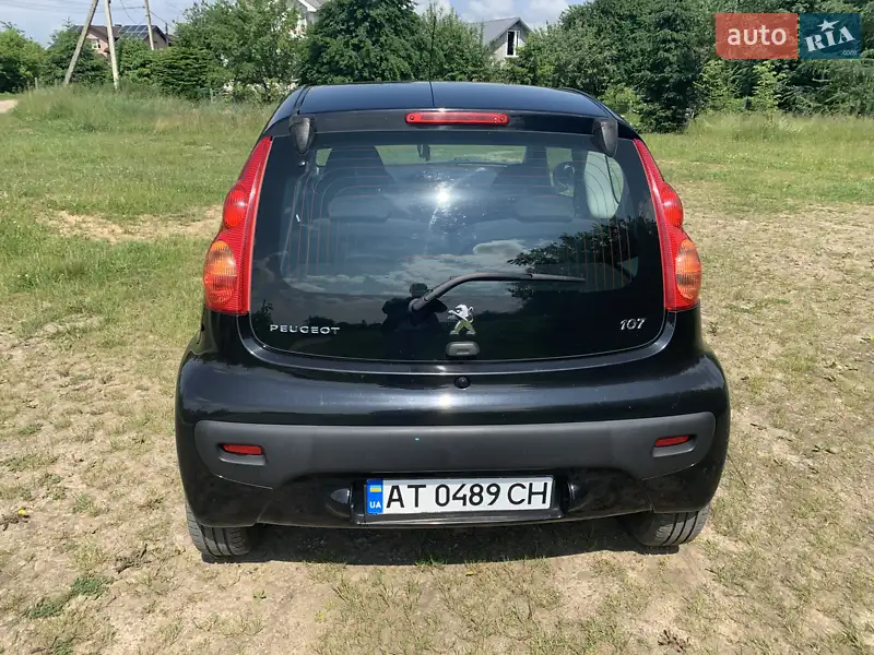 Хэтчбек Peugeot 107 2011 в 