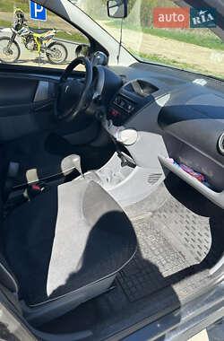 Хетчбек Peugeot 107 2010 в 