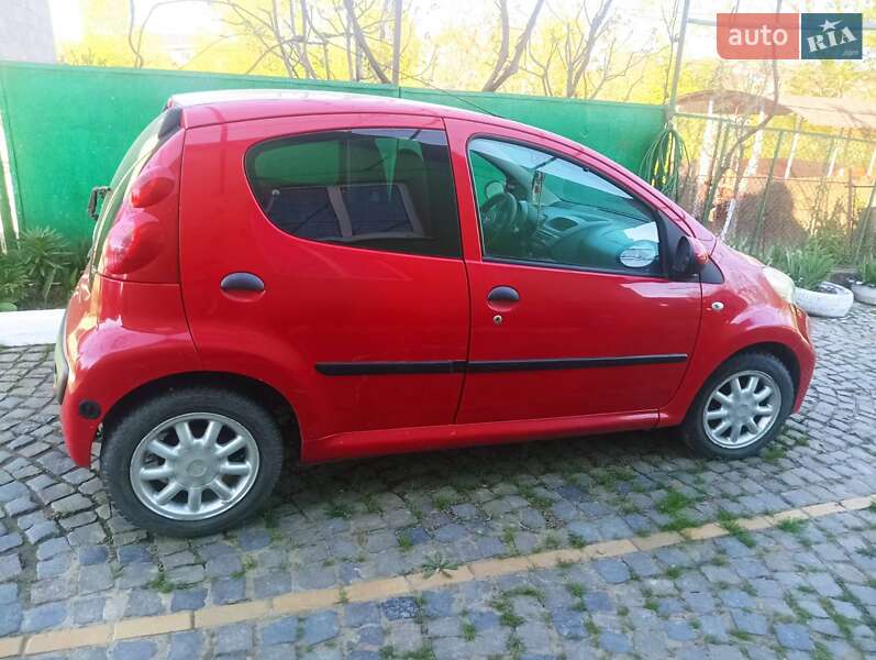 Хэтчбек Peugeot 107 2011 в Хусте
