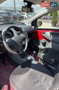 Хэтчбек Peugeot 107 2010 в 