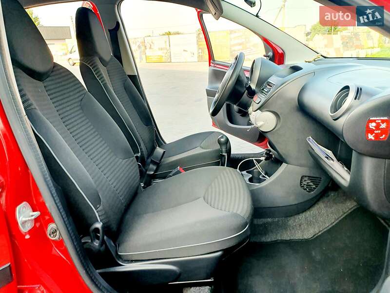 Хетчбек Peugeot 107 2013 в Попільні