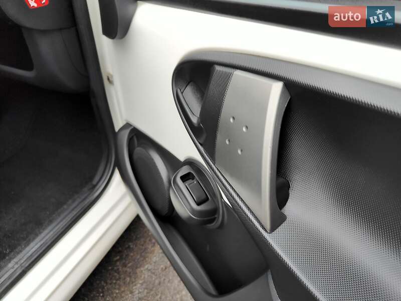 Хэтчбек Peugeot 107 2013 в Киеве