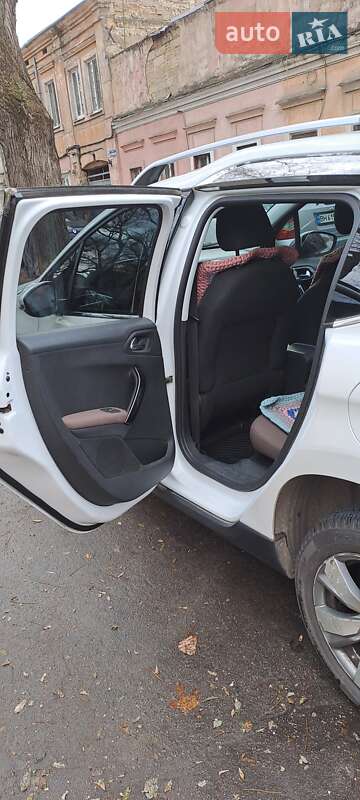 Позашляховик / Кросовер Peugeot 2008 2013 в Одесі фото 23 Позашляховик / Кросовер Peugeot 2008 2013 в Одесі