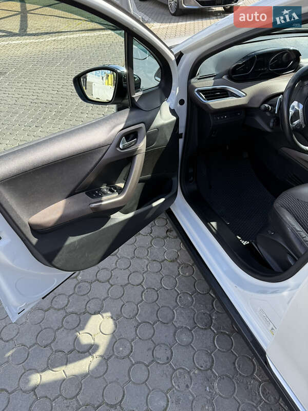 Внедорожник / Кроссовер Peugeot 2008 2013 в Черновцах