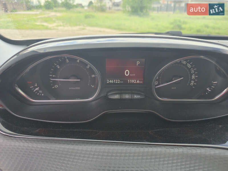 Позашляховик / Кросовер Peugeot 2008 2015 в Сарнах