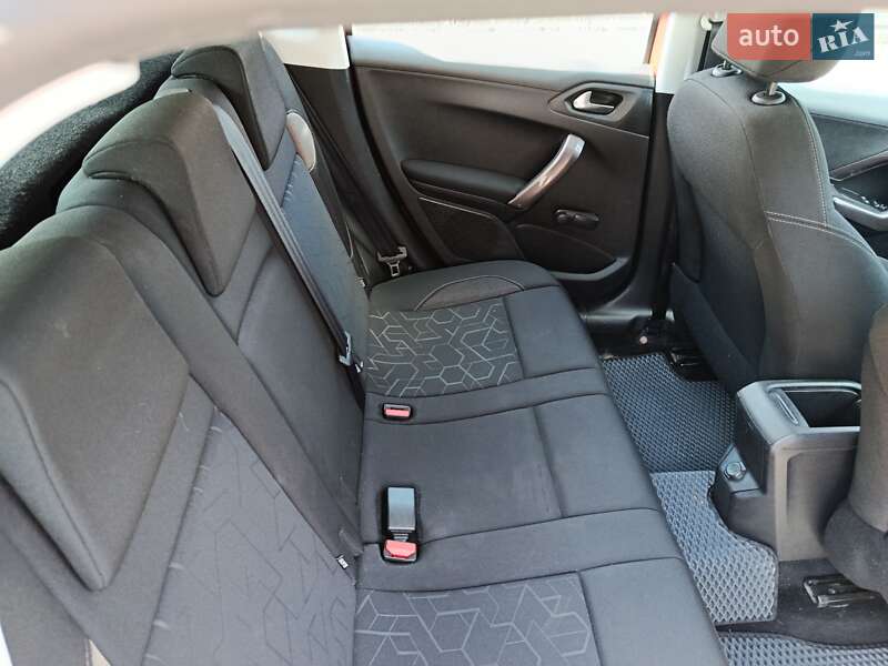 Внедорожник / Кроссовер Peugeot 2008 2014 в Ирпене фото 13 Внедорожник / Кроссовер Peugeot 2008 2014 в Ирпене