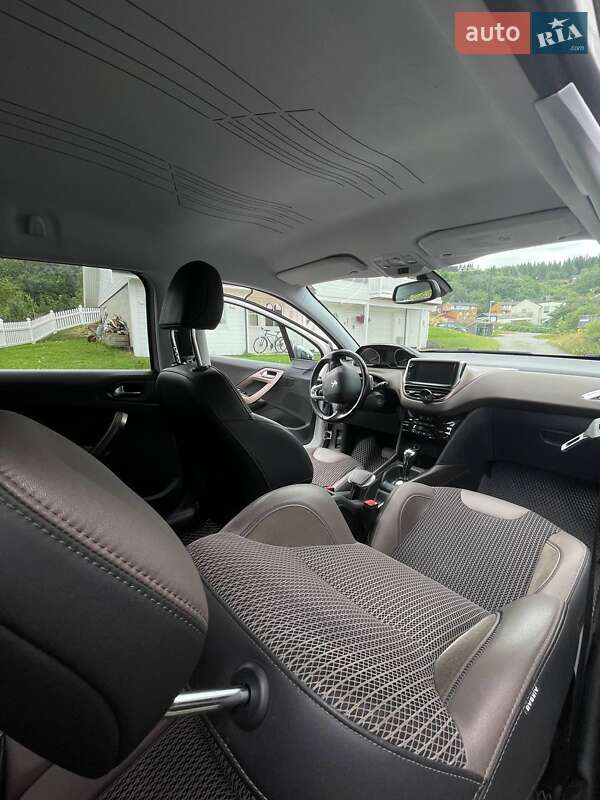 Внедорожник / Кроссовер Peugeot 2008 2013 в Киеве