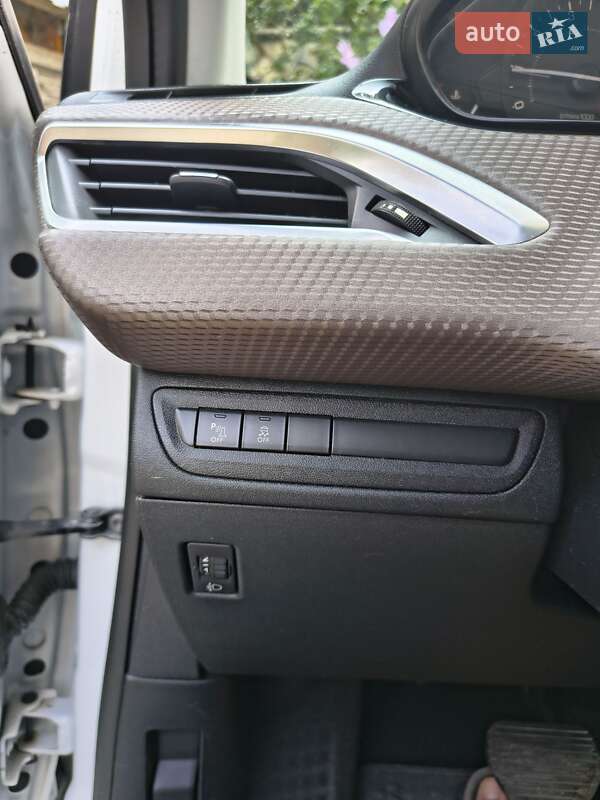 Позашляховик / Кросовер Peugeot 2008 2015 в Івано-Франківську фото 26 Позашляховик / Кросовер Peugeot 2008 2015 в Івано-Франківську